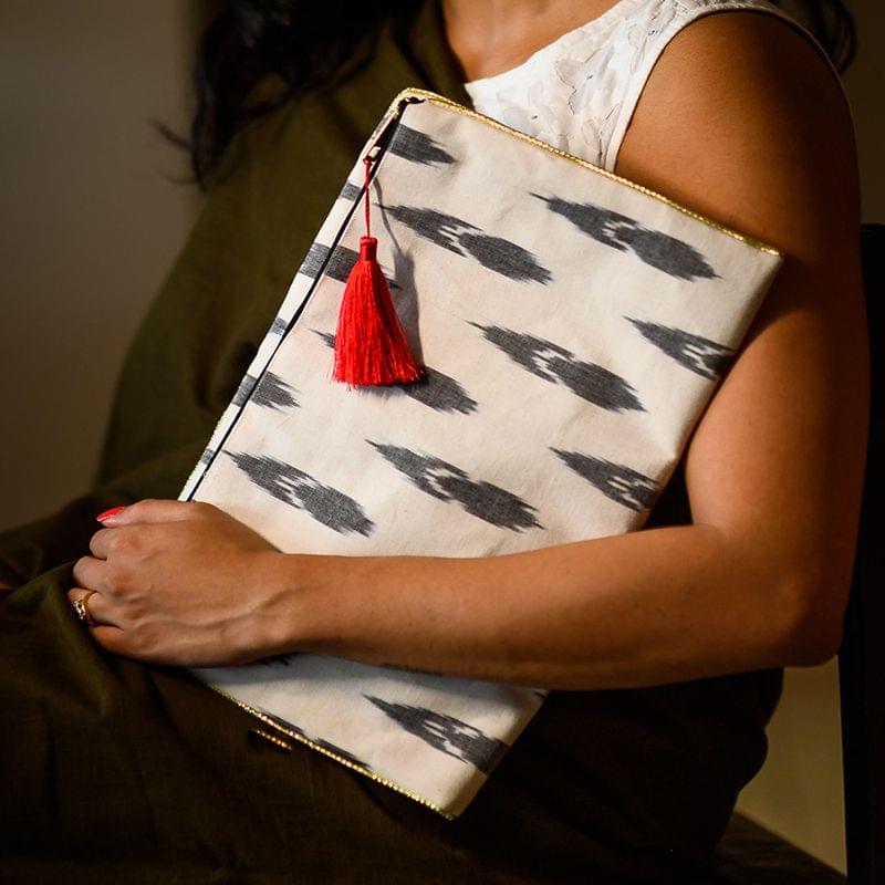 Gaya Pochette - Ikat (White and Black)